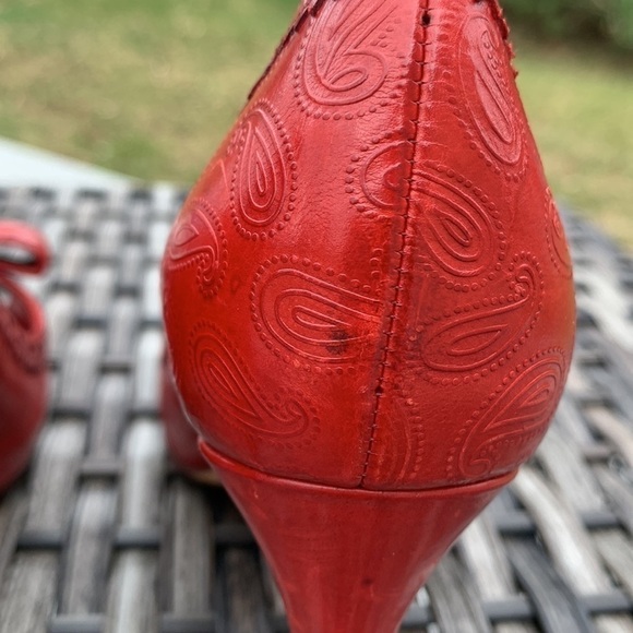 COLE Haan Nike Air Red Paisley Embossed Peep Toe Pumps with Bow - Picture 8 of 16